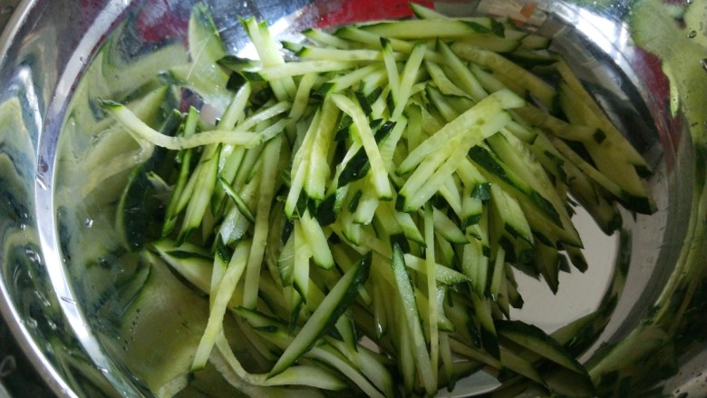 新文美食,香菜黄瓜大拌菜,切好的黄瓜丝装盘中。