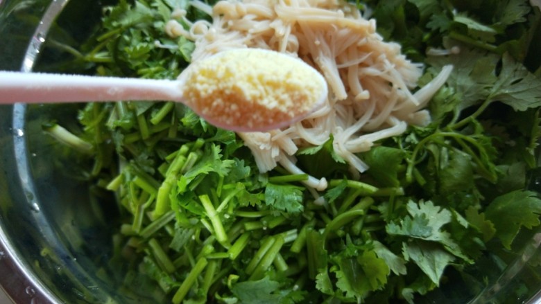 新文美食,香菜黄瓜大拌菜,加入<a style='color:red;display:inline-block;' href='/shicai/ 131'>香菜</a>,鸡精。