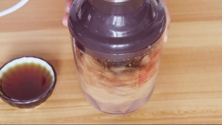 自制花生酱,倒入干磨杯中,安装好料理棒,进行第一次搅打