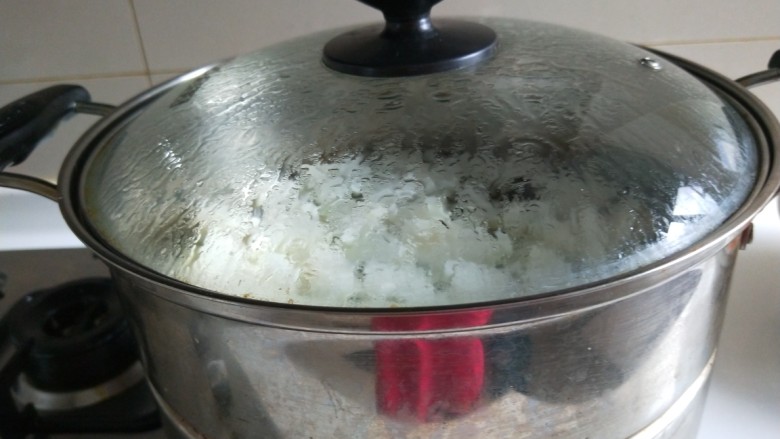 冬瓜肉丸粉丝汤,锅中加半锅水烧开,放入冬瓜。