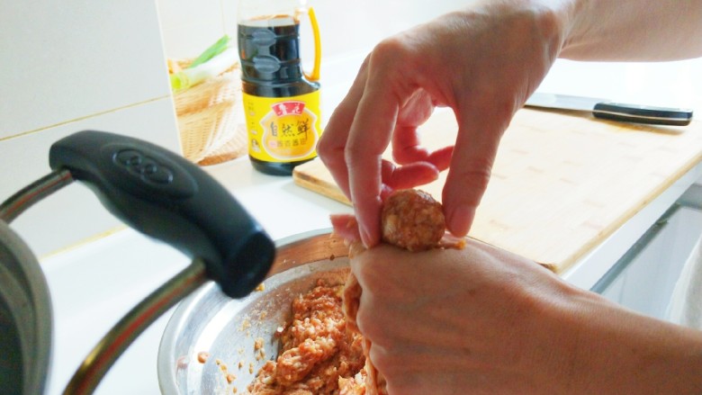 冬瓜肉丸粉丝汤,用虎口挤出来肉丸,直接用手放入锅中,这样很快就做好了。