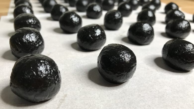 “九蒸九晒”芝麻丸,经过研磨,加蜜,捶打的芝麻,质地变的非常不同,香气扑鼻,做出的丸子,也是非常惹人喜欢。