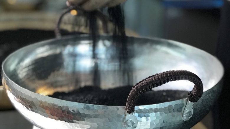 “九蒸九晒”芝麻丸,研磨之前,银锅略微翻炒。
