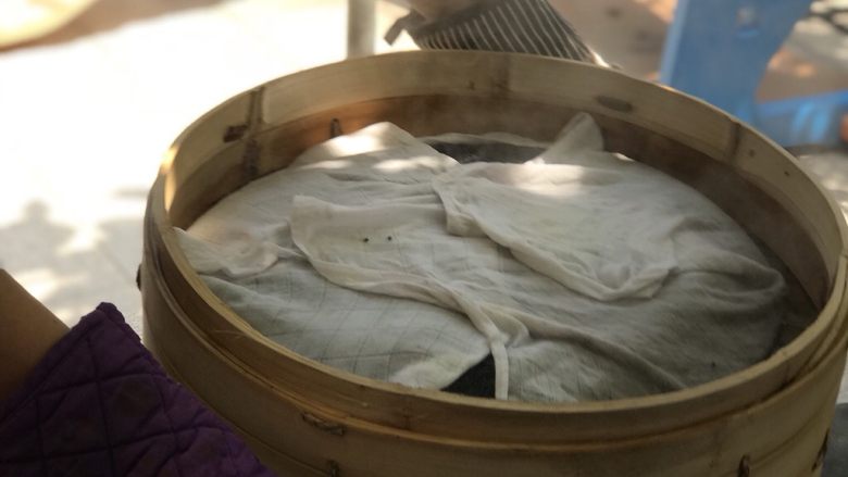 “九蒸九晒”芝麻丸,同样蒸制的时间一小时,不同的日期,从七月中,到八月底,看天做事,暴晒干透,反复九次,故而得名,“九蒸九晒”。