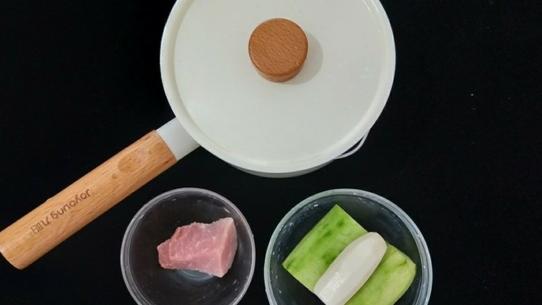 小清新丝瓜饼,准备好食材,首先把<a style='color:red;display:inline-block;' href='/shicai/ 57'>丝瓜</a>去皮。(图片中的山药是不用的)