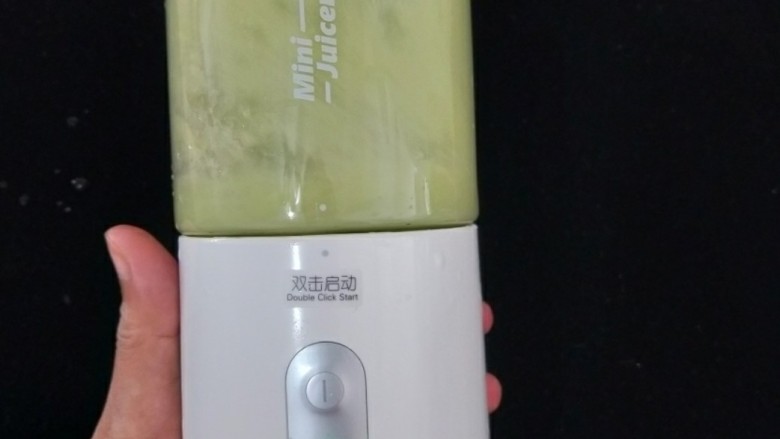 小清新丝瓜饼,然后把丝瓜和猪肉放入榨汁机打到细腻。(我懒得拿料理机了,其实用这个打一样细腻。)