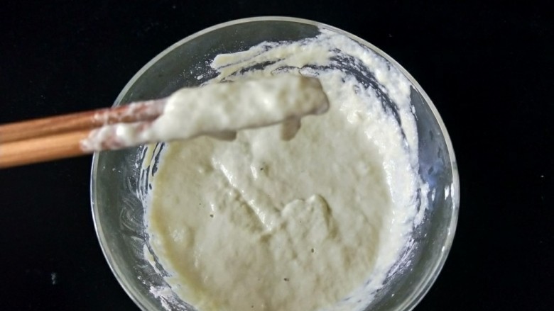 小清新丝瓜饼,要一边搅拌一般观察,只要提起筷子,面糊不容易低落即可。