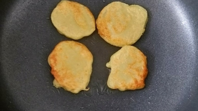 小清新丝瓜饼,然后用勺子舀一勺面糊下去,小火煎至两面金黄。