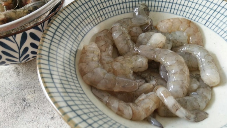 中餐厅2~白举纲版面包屑炒虾,头去掉,虾皮剥下只留虾仁