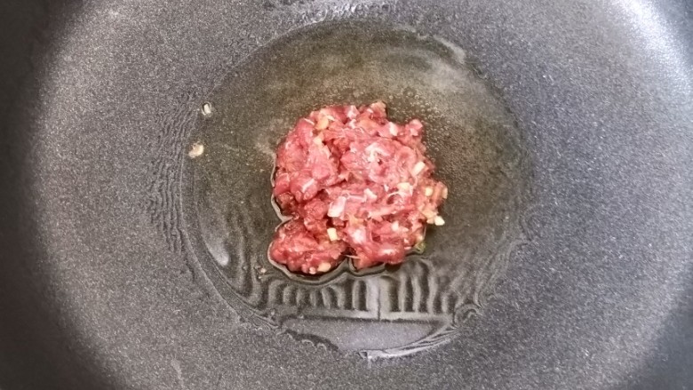 咖喱牛肉炒饭,热锅凉油下牛肉,翻炒均匀。