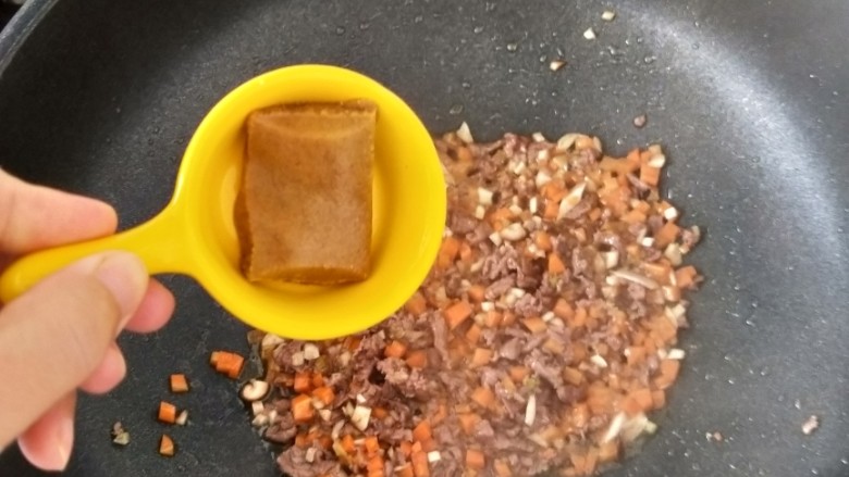 咖喱牛肉炒饭,然后再加入咖喱和一点点热水,翻炒均匀后焖一分钟左右。