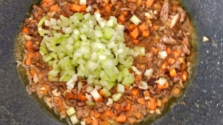 咖喱牛肉炒饭,接着放入西芹丁,翻炒均匀即可。