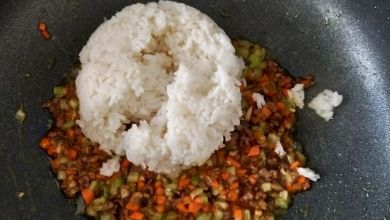 咖喱牛肉炒饭,最后放入<a style='color:red;display:inline-block;' href='/shicai/ 507'>米饭</a>,快速炒散。