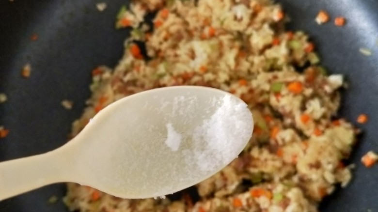咖喱牛肉炒饭,出锅前再加入一丢丢盐调味,翻炒均匀即可。