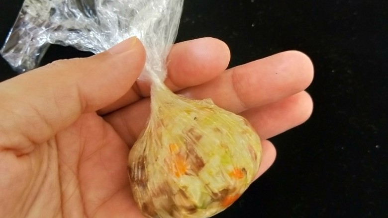 咖喱牛肉炒饭,然后包起来,稍微拧紧,一个饭团就做好了。