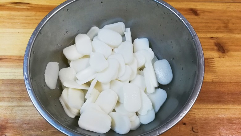 白菜胡萝卜年糕,用清水冲一下沥掉水,这样年糕不会粘黏一起