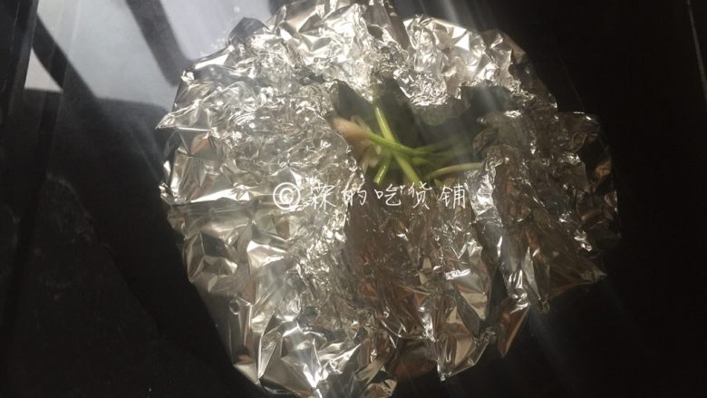 香烤鲜菇,锡纸口收紧,烤盘里放水,烤箱预热后中层,180度,10分钟(具体温度、时间还请根据自家烤箱设定)