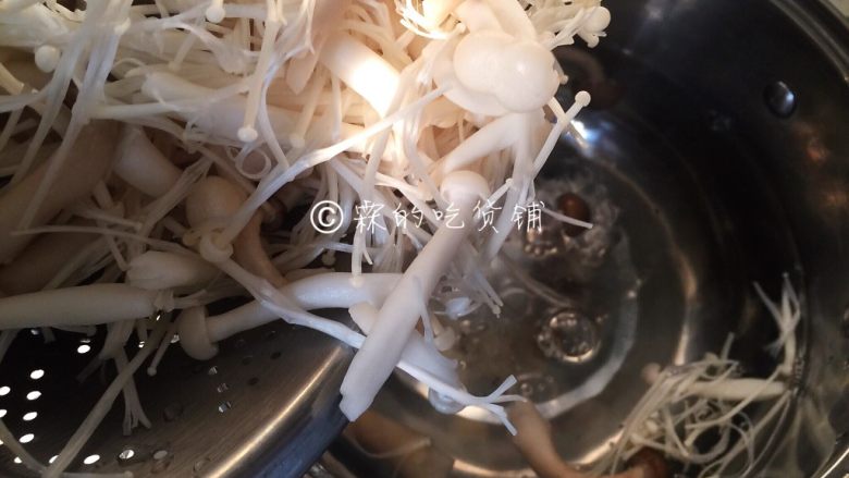 香烤鲜菇,水烧开,把洗净的菇类倒进去汆烫2分钟
