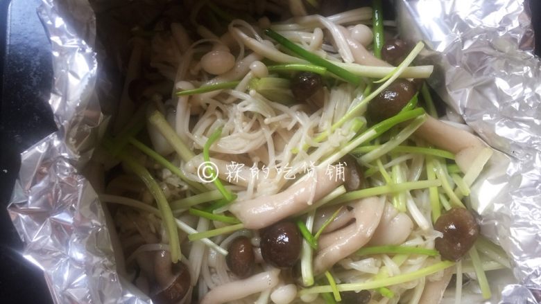 香烤鲜菇,拿一张足够大的锡纸,做成碗形,把拌匀的鲜菇倒上去