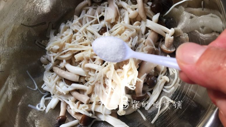 香烤鲜菇,捞出后沥干水分,加盐