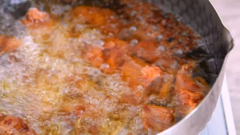 芝麻排骨，香酥入味，一出锅就被吃光！,油温6成热下排骨，小火炸5分钟