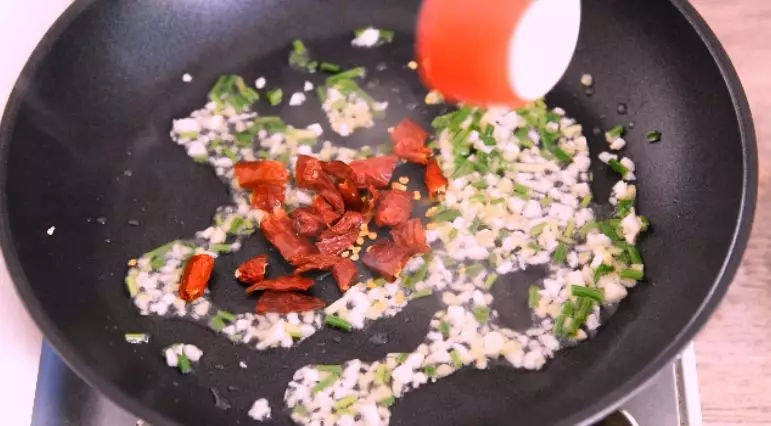 芝麻排骨，香酥入味，一出锅就被吃光！,热锅冷油，爆香葱姜蒜