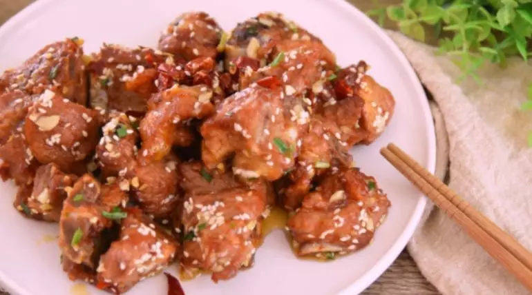 芝麻排骨，香酥入味，一出锅就被吃光！,撒上芝麻炒匀出锅