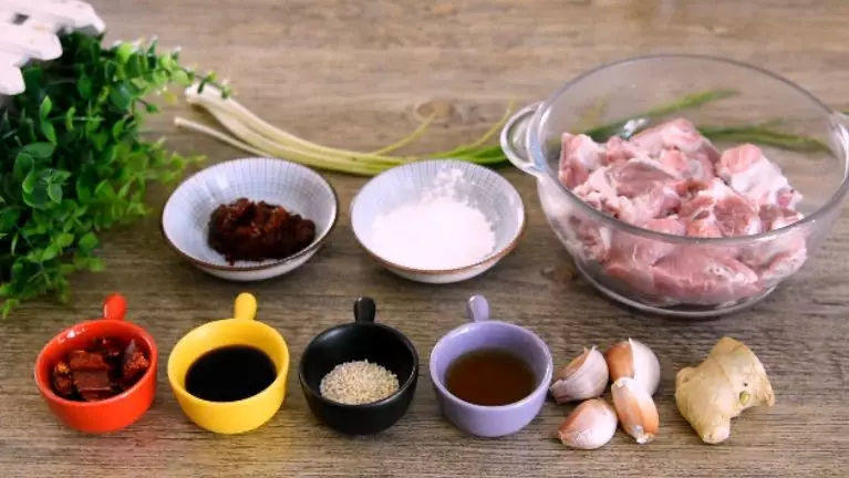 芝麻排骨，香酥入味，一出锅就被吃光！,·食材·



<a style='color:red;display:inline-block;' href='/shicai/ 434'>排骨</a>    300g、<a style='color:red;display:inline-block;' href='/shicai/ 86474'>干辣椒</a>   5g、<a style='color:red;display:inline-block;' href='/shicai/ 3250'>葱</a>   15g

<a style='color:red;display:inline-block;' href='/shicai/ 37'>姜</a>   15g、蒜   15g、<a style='color:red;display:inline-block;' href='/shicai/ 705'>豆瓣酱</a>    15g、<a style='color:red;display:inline-block;' href='/shicai/ 788'>生抽</a>   10g

<a style='color:red;display:inline-block;' href='/shicai/ 718'>料酒</a>   15g、盐   0.5g、淀粉    10g、<a style='color:red;display:inline-block;' href='/shicai/ 666'>芝麻</a>   2g

