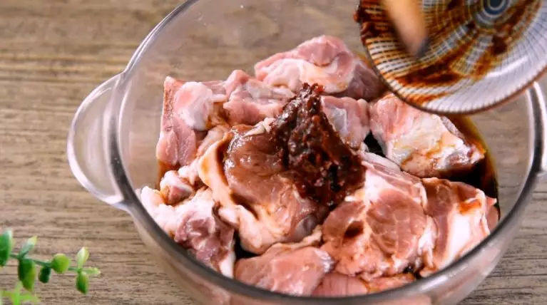 芝麻排骨，香酥入味，一出锅就被吃光！,排骨洗净，倒入料酒、生抽、豆瓣酱，抓匀