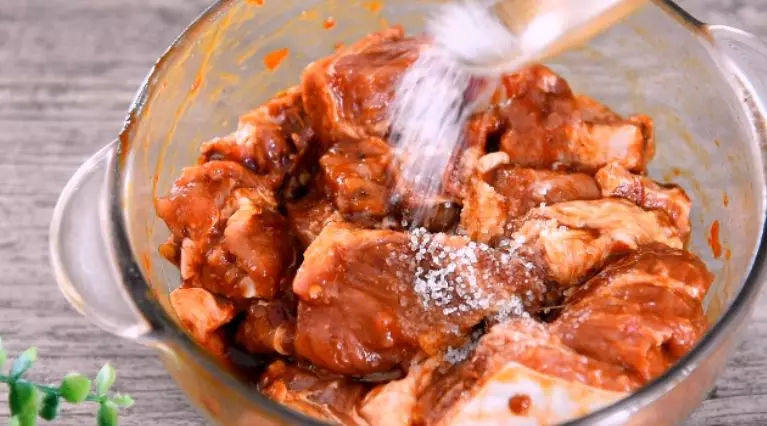 芝麻排骨，香酥入味，一出锅就被吃光！,再加入盐、淀粉，抓匀，腌制10分钟