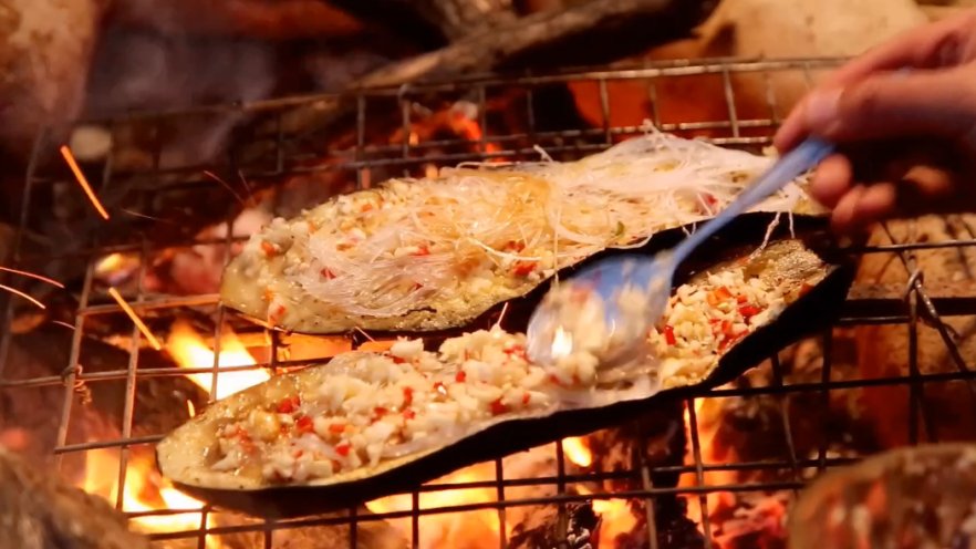 瓦片牛排，蒜蓉茄子，喝喝小酒，逗逗猫狗