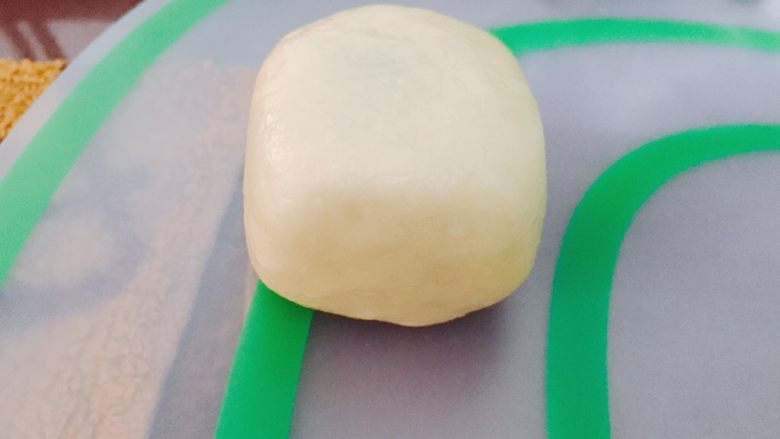 拉丝芝士紫薯仙豆糕 网红糕点来报道,四面可稍微压平,成一个正方体雏形。