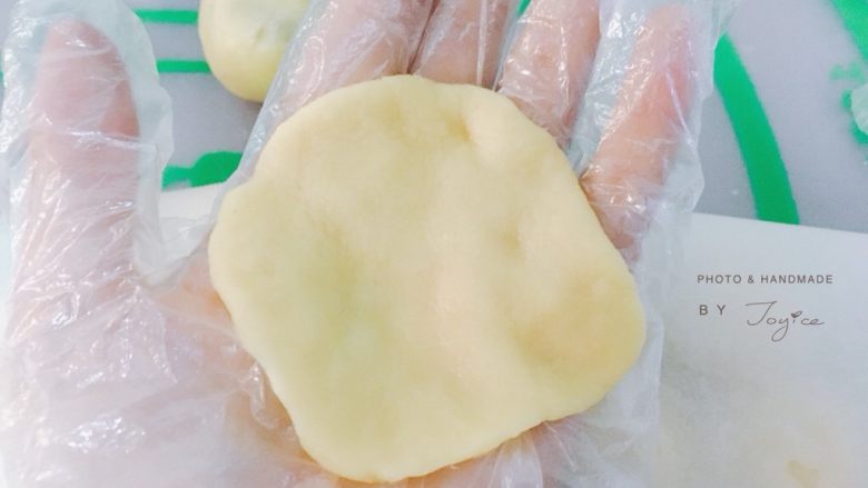 拉丝芝士紫薯仙豆糕 网红糕点来报道,取一个小球压扁成面皮,