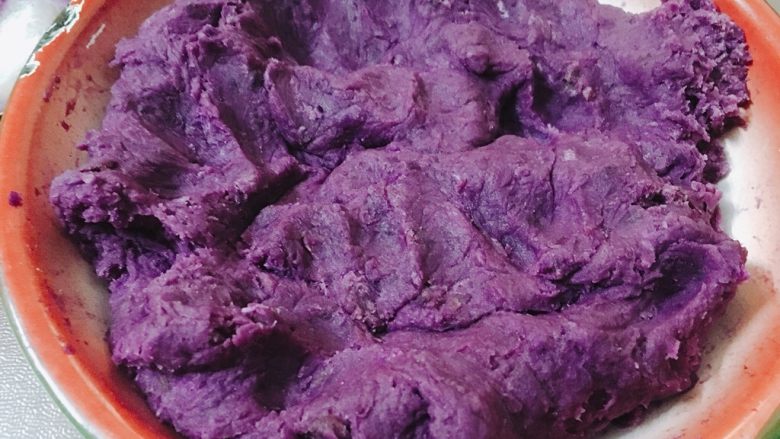 拉丝芝士紫薯仙豆糕 网红糕点来报道,用勺子压泥,搅拌均匀。