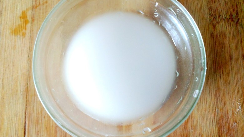 蟹黄豆腐,淀粉放碗里,加入少半碗清水