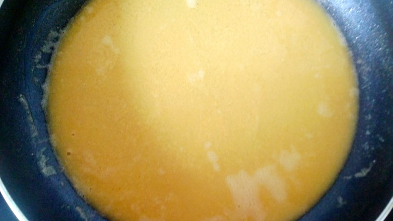 蟹黄豆腐,添加一碗水,大火烧开