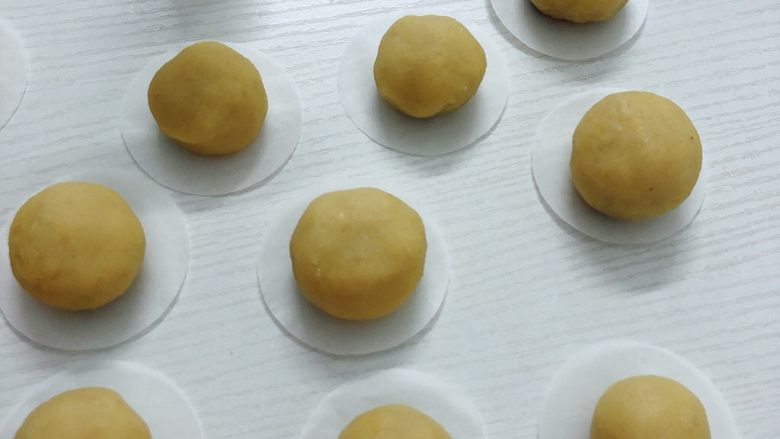 绿豆糕,晾凉后包入豆沙即可,再用月饼模制作好放冰箱冷藏味道更佳
