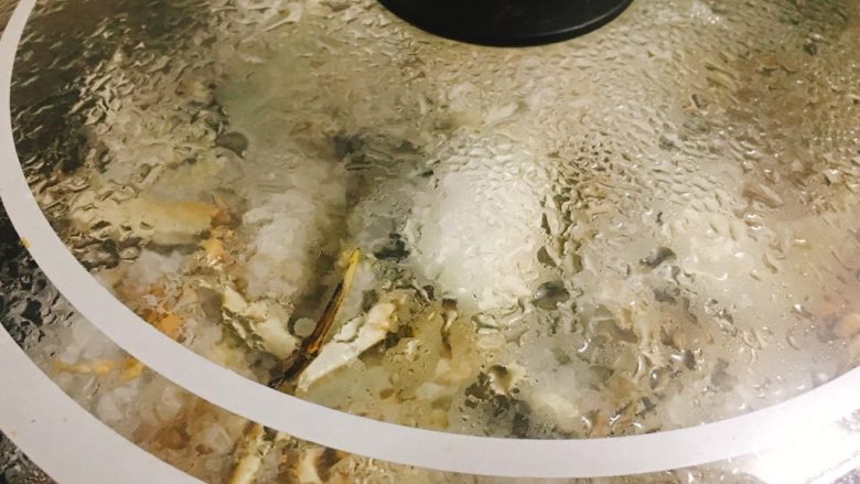 粗海盐焗蟹 留住天然的鲜甜滋味,盖上锅盖,再闷5分钟便可关火,