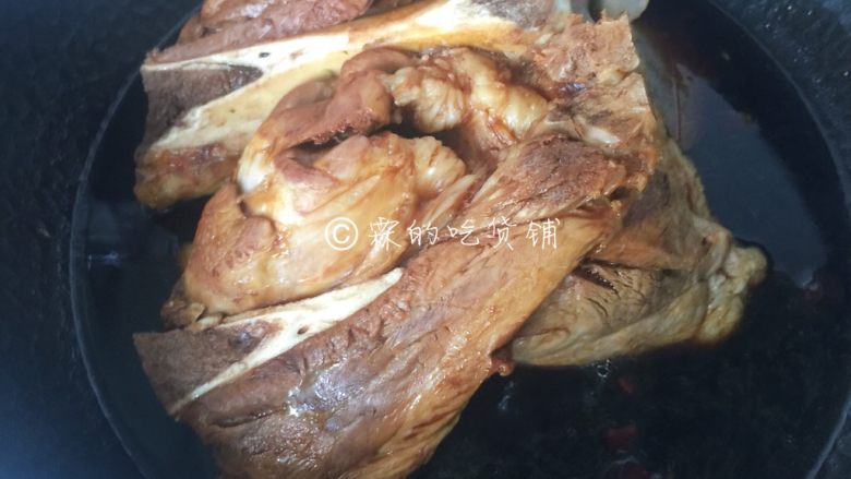 红烧蹄膀(猪肘),过了十几分钟去翻个身,确保每个部位都能浸到酱汁,顺便尝尝咸淡,有哪个不够的话可以及时添加
