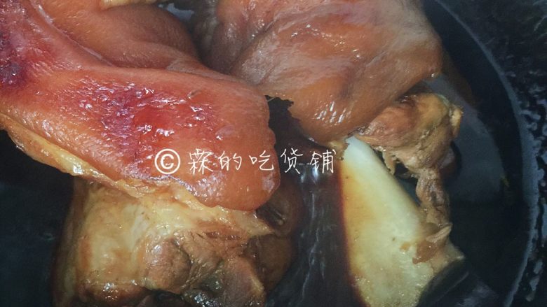 红烧蹄膀(猪肘),这个已经开始上色了,差不多一个半小时后筷子戳一下、能轻松戳进去就表示熟了。每个人吃口不同,如果喜欢很酥烂的就要再炖会,最后如果锅里酱汁还有很多的话,开大火快速收干一些。