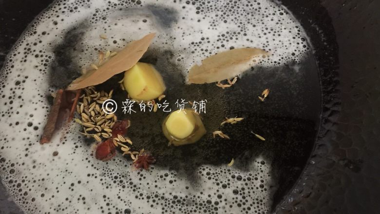 红烧蹄膀(猪肘),再把香料放入