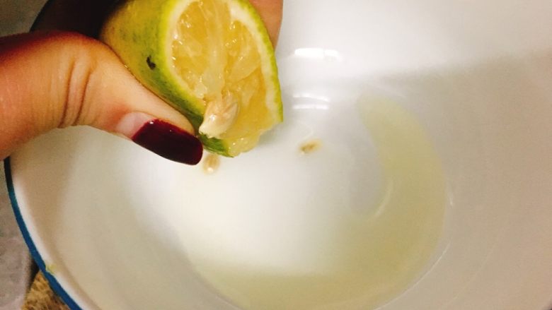 网红柠檬虾 酸甜与鲜甜的碰撞,取一干净小碗,将一整个柠檬挤完。
(籽要捞去,有柠檬榨汁器可以借助榨汁器哦~)