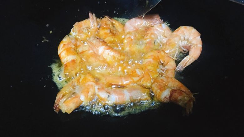 网红柠檬虾 酸甜与鲜甜的碰撞,加入盐,翻炒均匀。