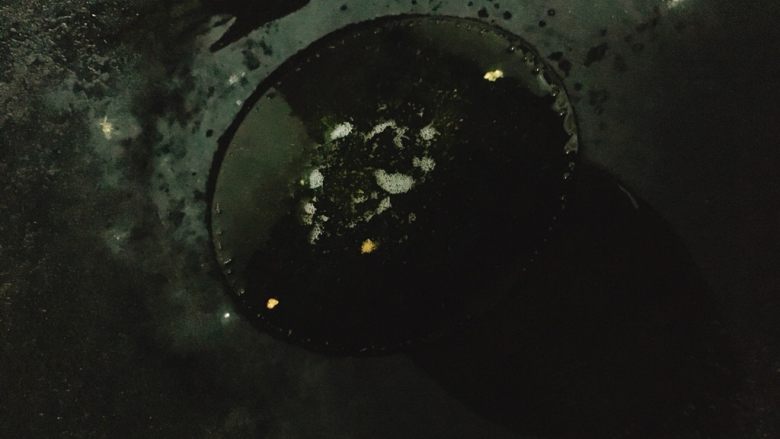 网红柠檬虾 酸甜与鲜甜的碰撞,锅内热油至8成熟,