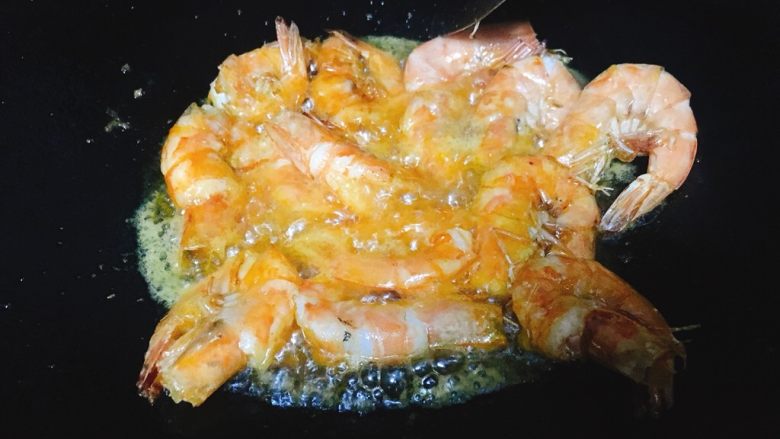 网红柠檬虾 酸甜与鲜甜的碰撞,爆炒3分钟,虾壳会有点儿脆脆的哦!