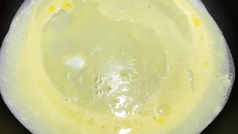 拯救一个夏天的冰爽开胃朝鲜冷面,晃动锅子把蛋液铺平,最小火加热