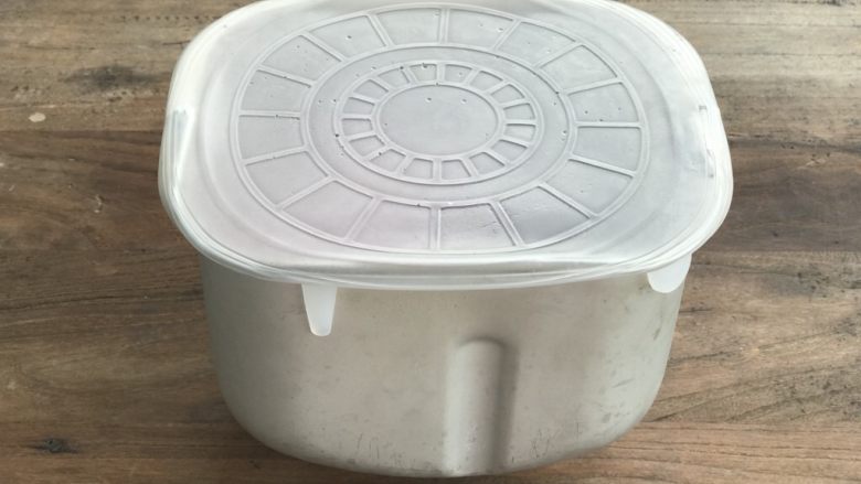南瓜软欧,基础发酵,27度,湿度75%,一个小时。