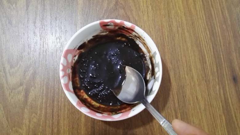 绿豆沙龟苓膏,往碗中加入温水,用勺子搅拌至无粉状,不要有结块哦。