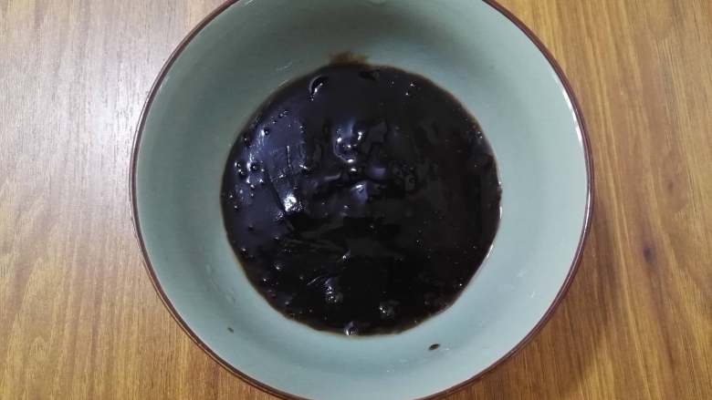 绿豆沙龟苓膏,将龟苓膏倒入碗中,或保鲜盒中,晾凉后切块或者放入冷藏室冰一下再切块即可。