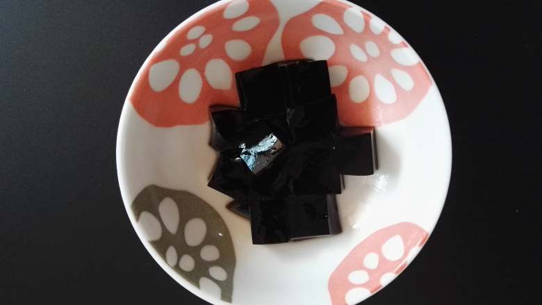 绿豆沙龟苓膏,切成块的龟苓膏放入小碗中,瞧,一块块的晶莹剔透的,很诱人哦。